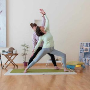 Yogalehrerin Nadine Weigel bei einer privaten Yogastunde mit einer Kundin